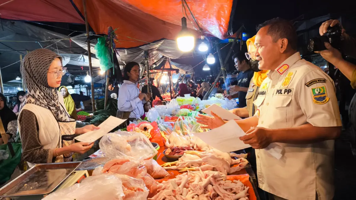 Sapol PP Melakukan Sosialisasi Surat Himbauan kepada PKL di Pasar Tumpah SGC
