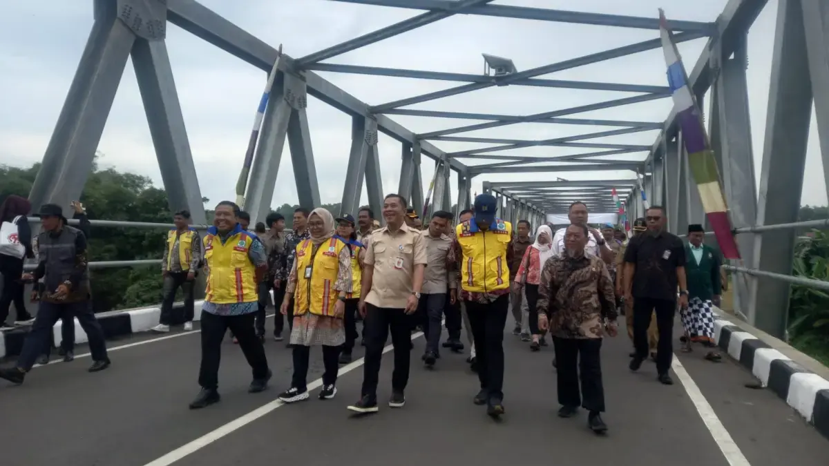Bupati Karawang Aep Syaepuloh beserta jajaran saat peresmian Jembatan Curug