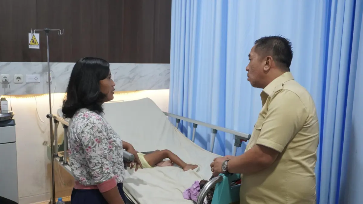 Usai Jenguk Korban, Bupati Aep Minta Kasus Penganiayaan Balita di Hotel Karawang Diusut Tuntas Bupati Karawang Aep Syaepuloh saat menjenguk Balita korban penganiayaan di Hotel Karawang