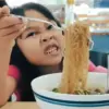 Anak Kecil Makan Mi Instan