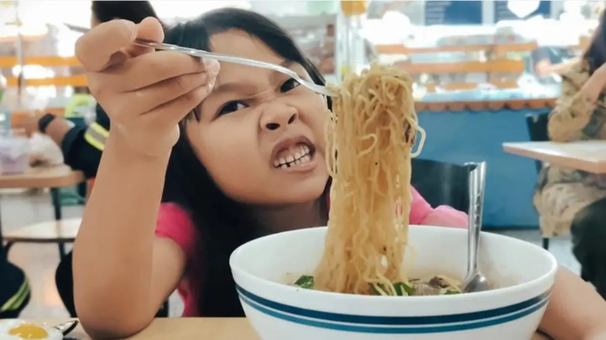 Anak Kecil Makan Mi Instan