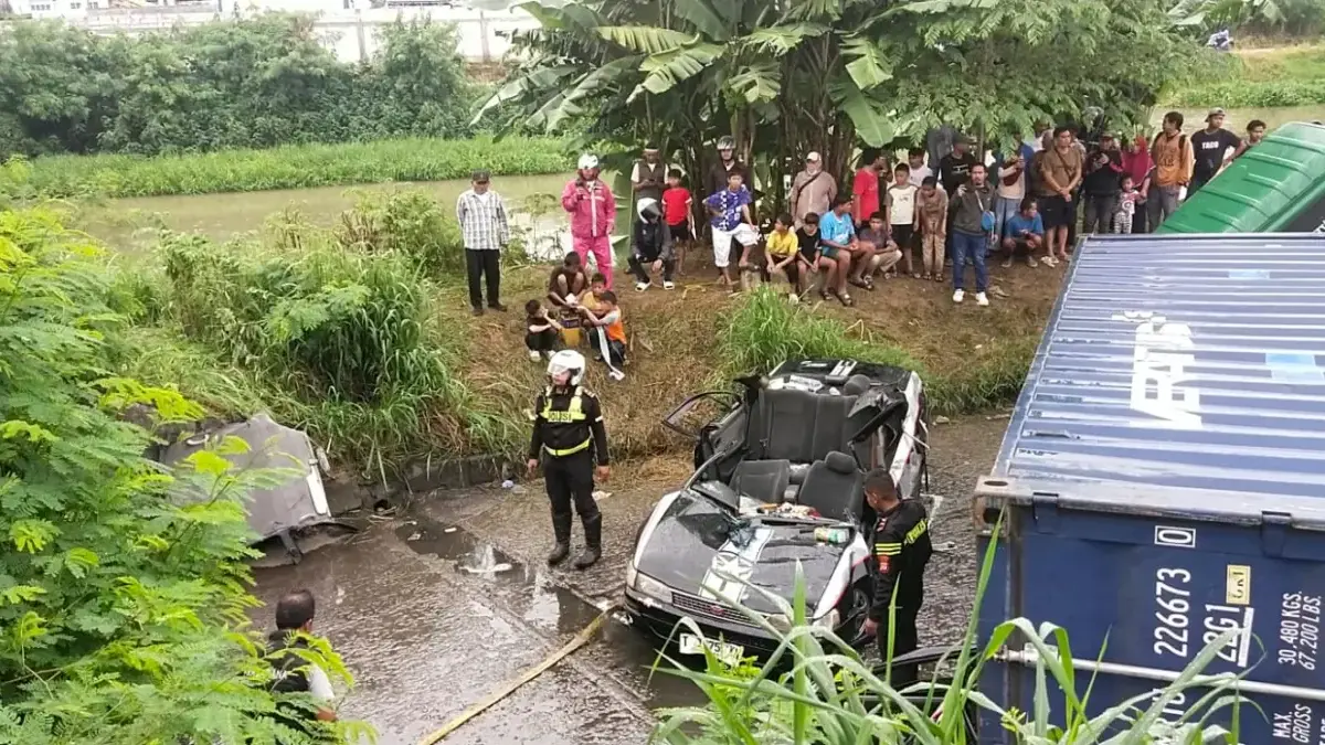 Kecelakaan maut di jalan tanggul Desa Kondang Jaya Kecamatan Karawang Timur