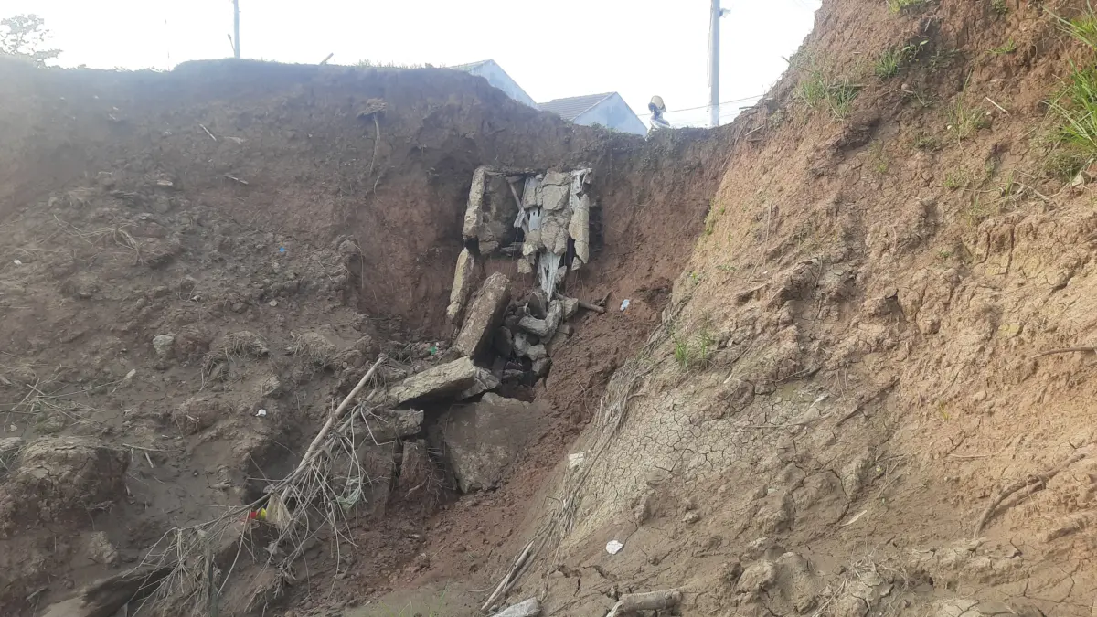 Tanggul Kali Cikarang Ambrol, Perumahan GCV Jayasampurna Terancam Banjir Tanggul Kali Cikarang Ambrol, Warga Perumahan CGV Jayasampurna Terancam Banjir