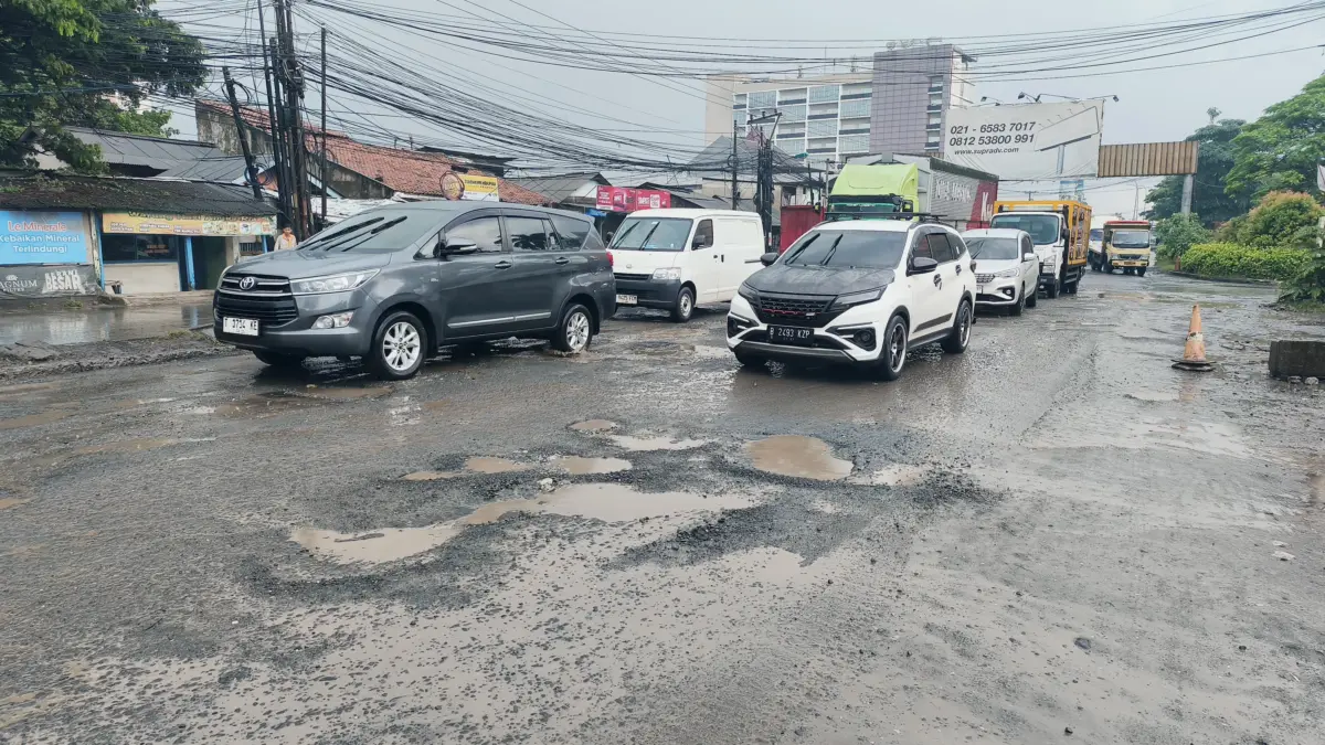 Jalan Provinsi KH Raden Mamun Nawawi Berlubang di Kecamatan Cikarang Selatan