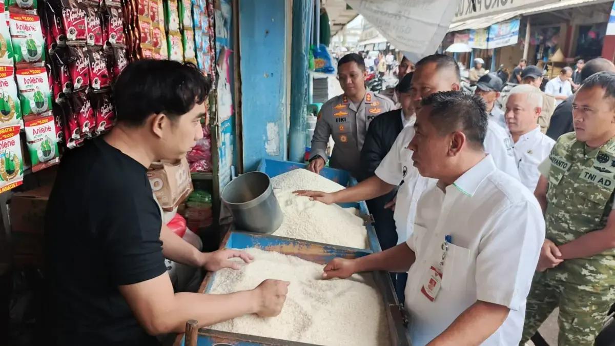 Sidak Pasar Johar Jelang Ramadan, Bupati Aep Pastikan Harga Bahan Pokok Naik Terkendali dan Stok Aman Bupati Karawang, Aep Syaepuloh, melakukan inspeksi mendadak (sidak) ke Pasar Johar, Karawang.