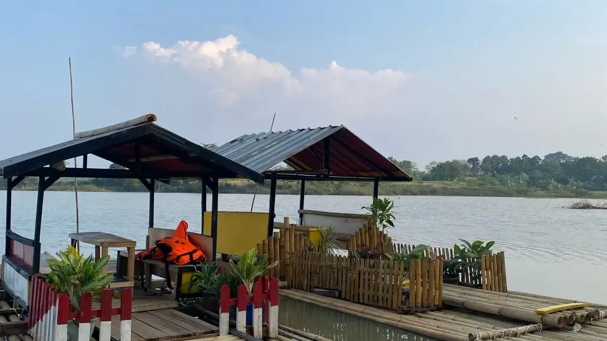 Berkah Ramadan! Wahana Rakit di Situ Kamojing Laris Manis, Warga Padati Lokasi untuk Ngabuburit Desa Wisata Situ Kamojing, Kecamatan Cikampek