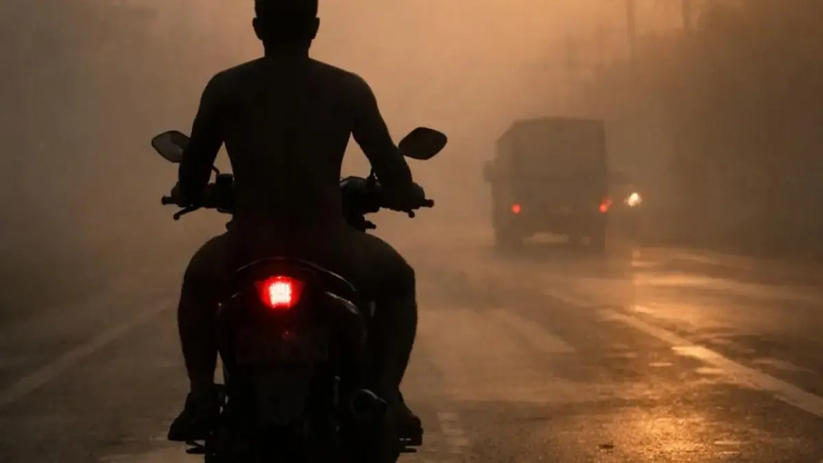 Ilustrasi Pria Tanpa Busana Mengendari Sepeda Motor di Cikarang