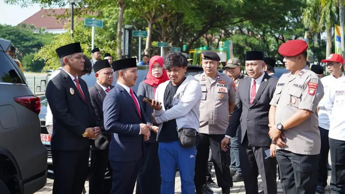 Roda Pemerintahan Kabupaten Bekasi Tetap Berputar Jurnalis Cikarang Ekspres Risky Pangestu saat melakukan wawancara terhadap Bupati Non Aktif Ade Kuswara Kunang