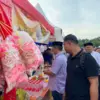 Bupati Karawang Aep Syaepuloh saat belanja di festival Ramadan UMKM Karawang di Lapangan Karangpawitan