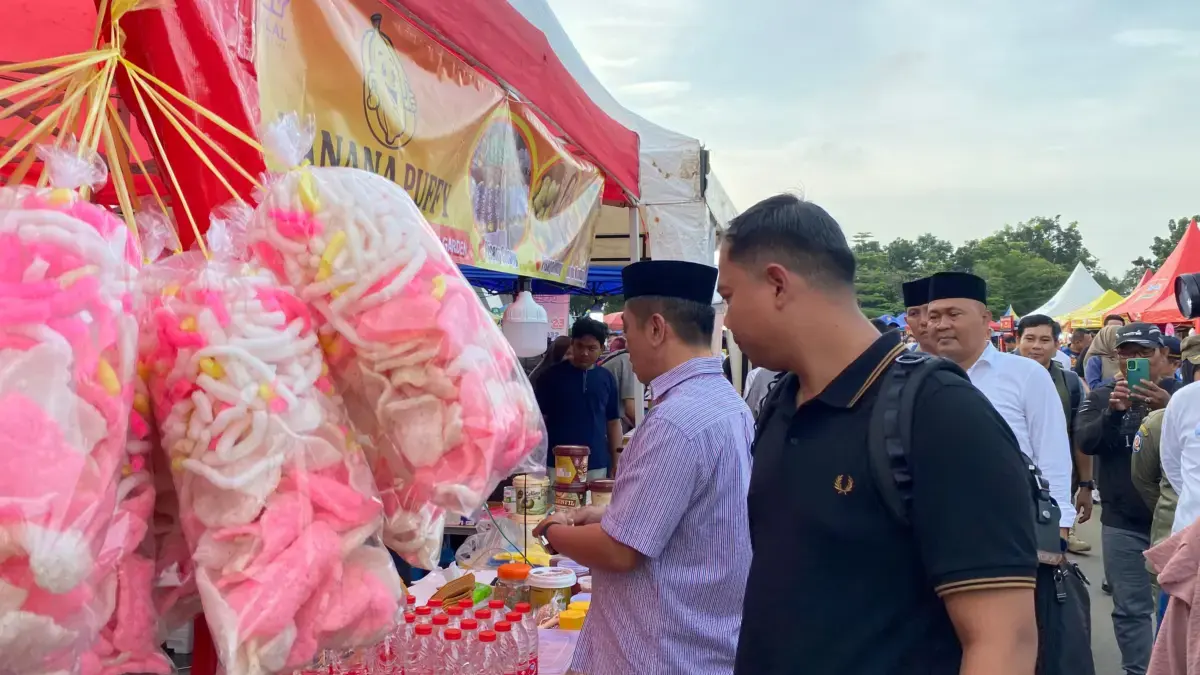Bupati Karawang Aep Syaepuloh saat belanja di festival Ramadan UMKM Karawang di Lapangan Karangpawitan