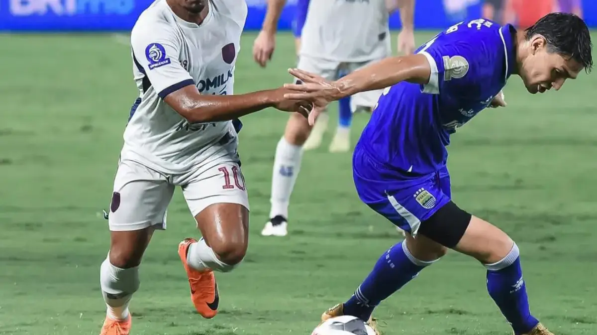 Persib Bandung menghadapi Persita Tangerang