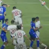 Momen saat Stiker Persib Andrew Jung mencetak gol ke gawang Persita