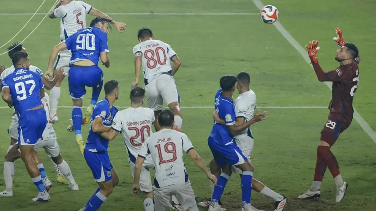 Momen saat Stiker Persib Andrew Jung mencetak gol ke gawang Persita