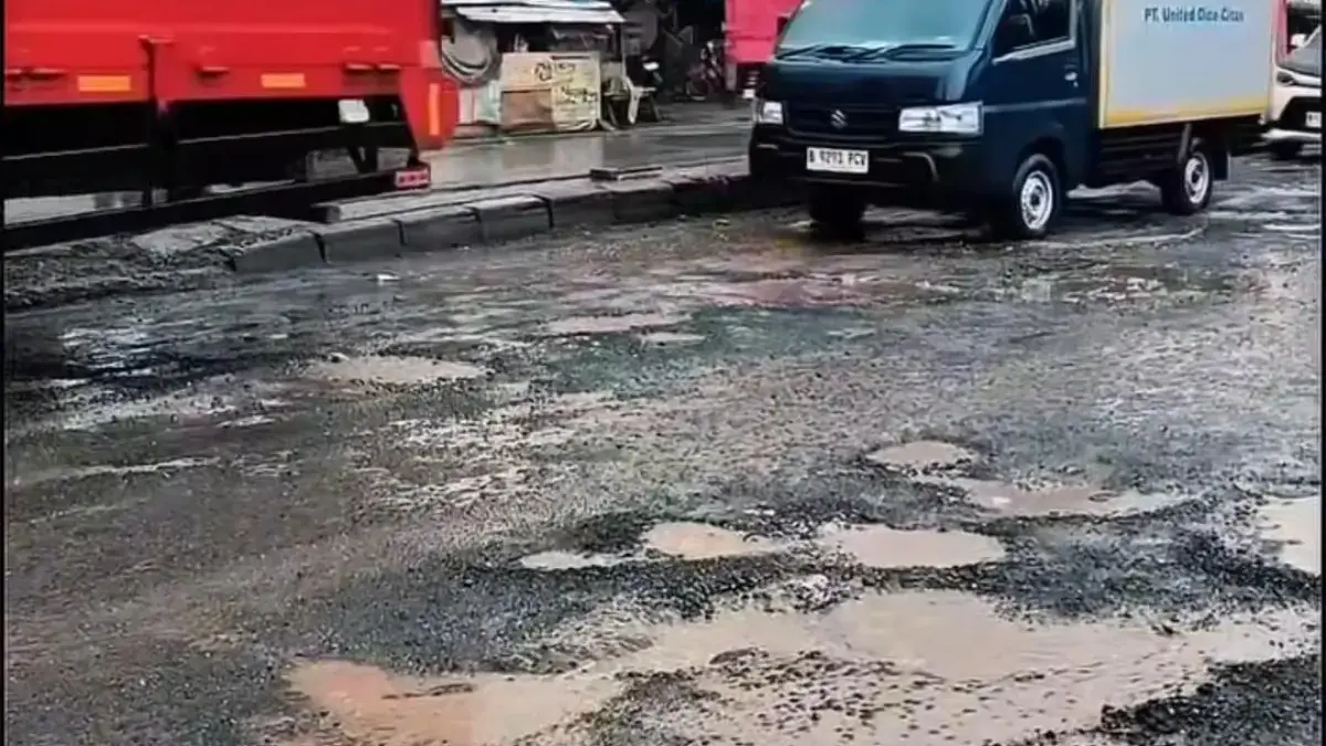 Jalan Berlubang di Jalan Provinsi Cikarang-Cibarusah