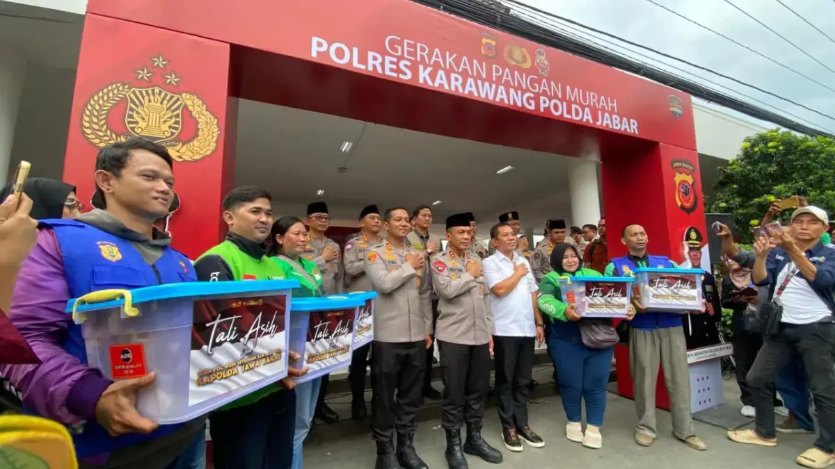 Kapolda Jabar Rudi Setiawan Tinjau Gerakan Pangan Murah di Karawang Kapolda Jawa Barat, Irjen Pol. Rudi Setiawan, Bupati Karawang dan Kapolres Karawang