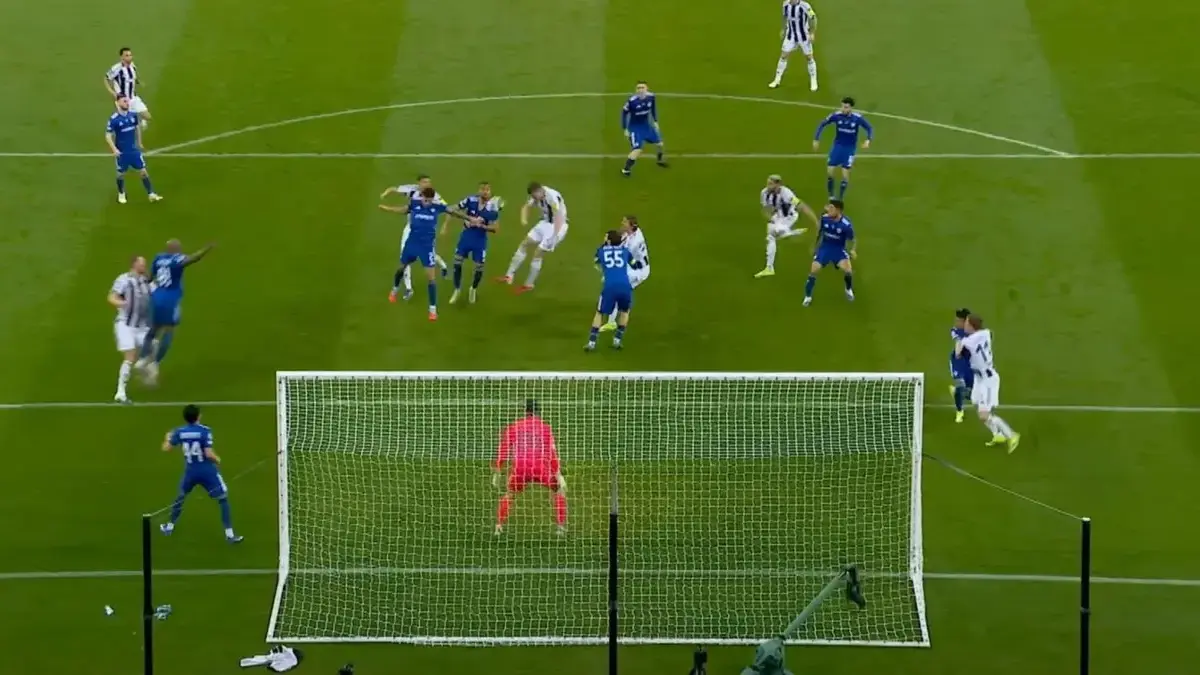 Gol ketiga Newcastle United di cetak oleh Sven Botman setelah berhasil mengheading bola hasil sepak pojok