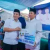 Bupati Karawang Aep Syaepuloh menyalurkan bantuan kepada guru ngaji, guru madrasah, amil, dan marebot