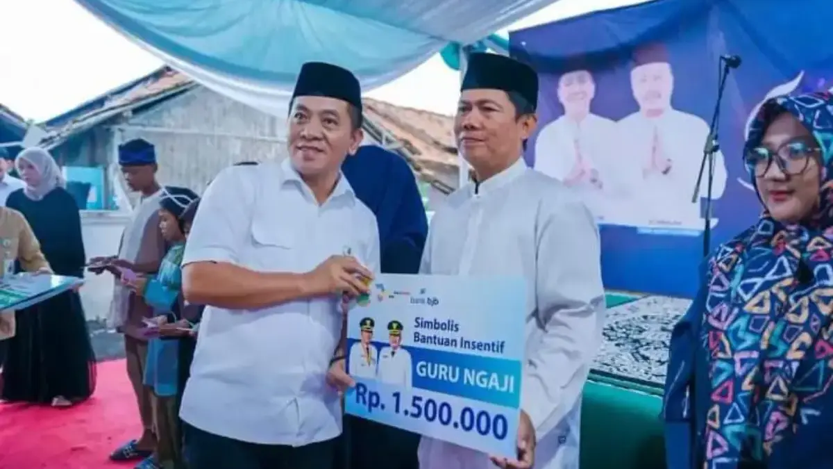 Bupati Karawang Aep Syaepuloh menyalurkan bantuan kepada guru ngaji, guru madrasah, amil, dan marebot