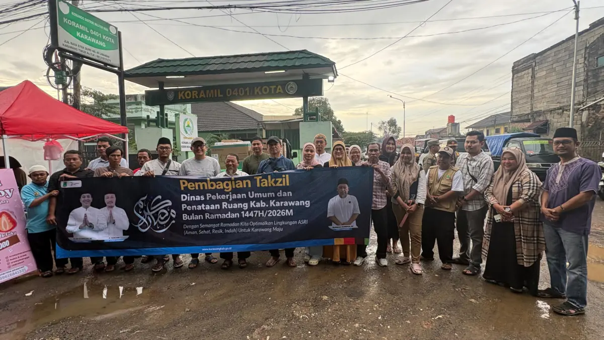 Sambil Bagikan Takzil, Kadis DPUR Pastikan Jalan Mulus Sebelum Ramadan