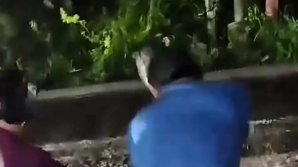 Warga mengamankan seorang pria yang diduga pelaku pencurian sepeda motor di Desa Sukamahi, Kecamatan Cikarang