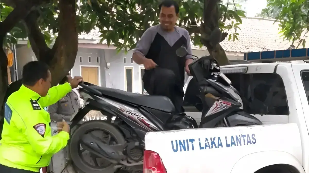 Diduga Terperosok Jalan Berlubang, Pengendara Motor Alami Luka Berat di Fly Over Cikampek Karawang Kondisi jalan berlubang di atas Fly Over Cikampek, Karawang, diduga menjadi penyebab kecelakaan lalu lintas tu