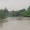 Banjir tahunan kembali melanda permukiman warga di bantaran Kali Bekasi, Gang Mawar, Bekasi Selatan. Warga men