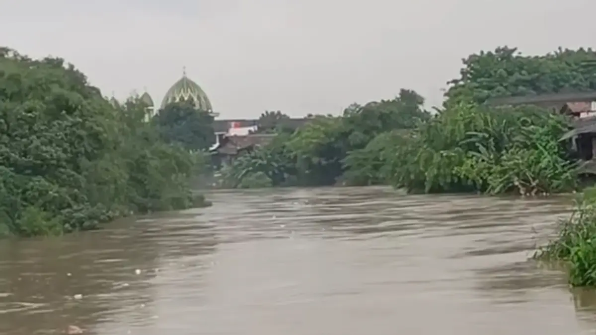 Banjir tahunan kembali melanda permukiman warga di bantaran Kali Bekasi, Gang Mawar, Bekasi Selatan. Warga men