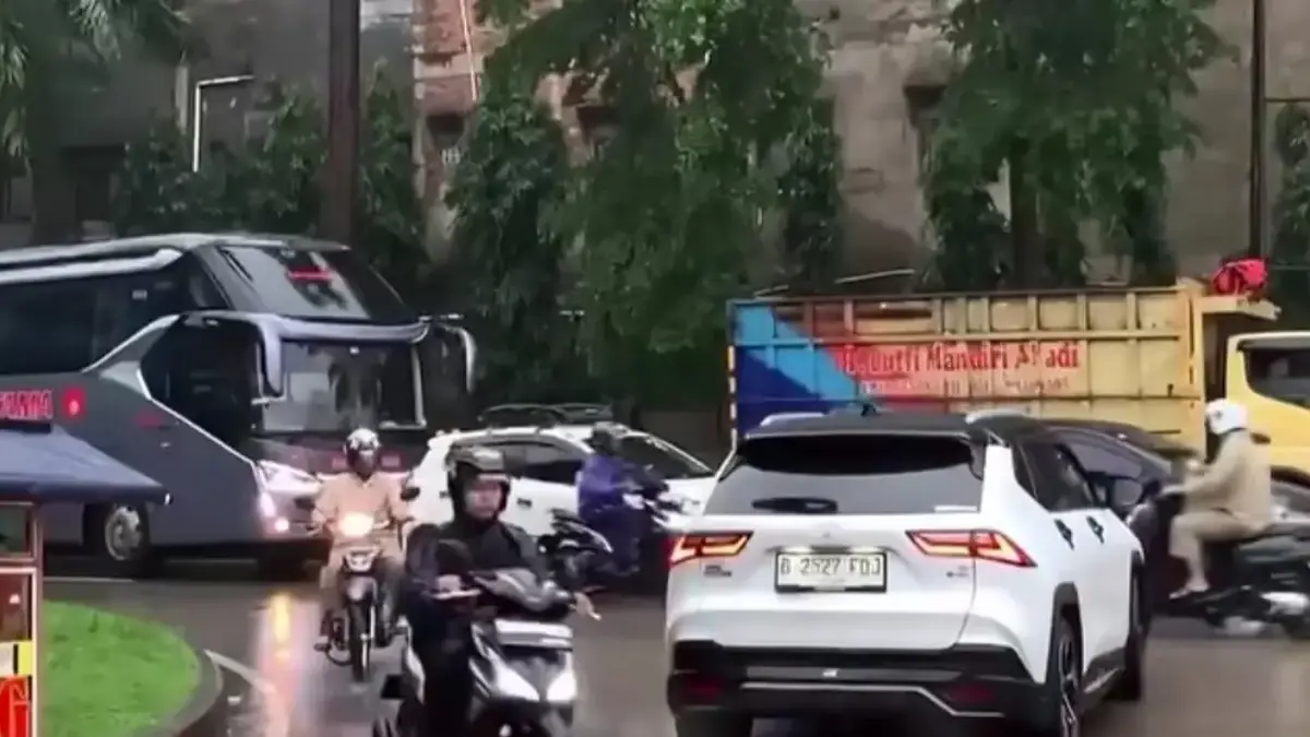 Antrean panjang uji KIR menyebabkan kemacetan parah di Jalan Industri Pasirgombong, Cikarang Utara.