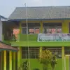 Gedung MTs Al Maliyah di Sukatani, Kabupaten Bekasi, nyaris ambruk akibat hujan deras dan angin kencang.