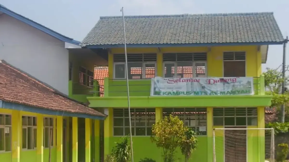 Gedung MTs Al Maliyah di Sukatani, Kabupaten Bekasi, nyaris ambruk akibat hujan deras dan angin kencang.