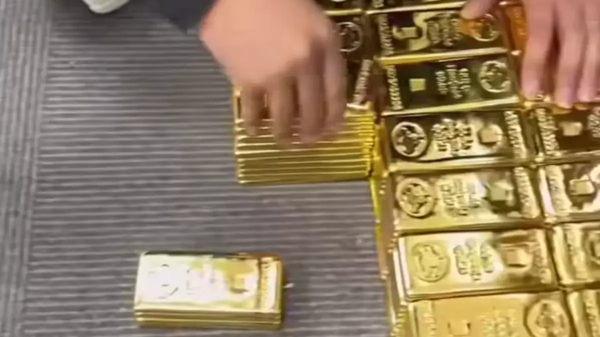 Tekanan harga emas global memicu koreksi harga emas dunia, termasuk emas Antam di pasar domestik.