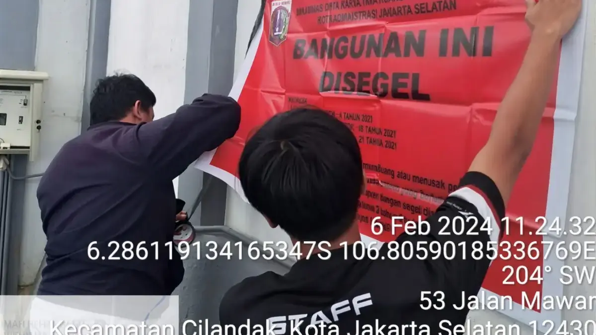 Lapangan padel di permukiman Jakarta Selatan kembali beroperasi meski sempat disegel. Warga resah semenjak 202