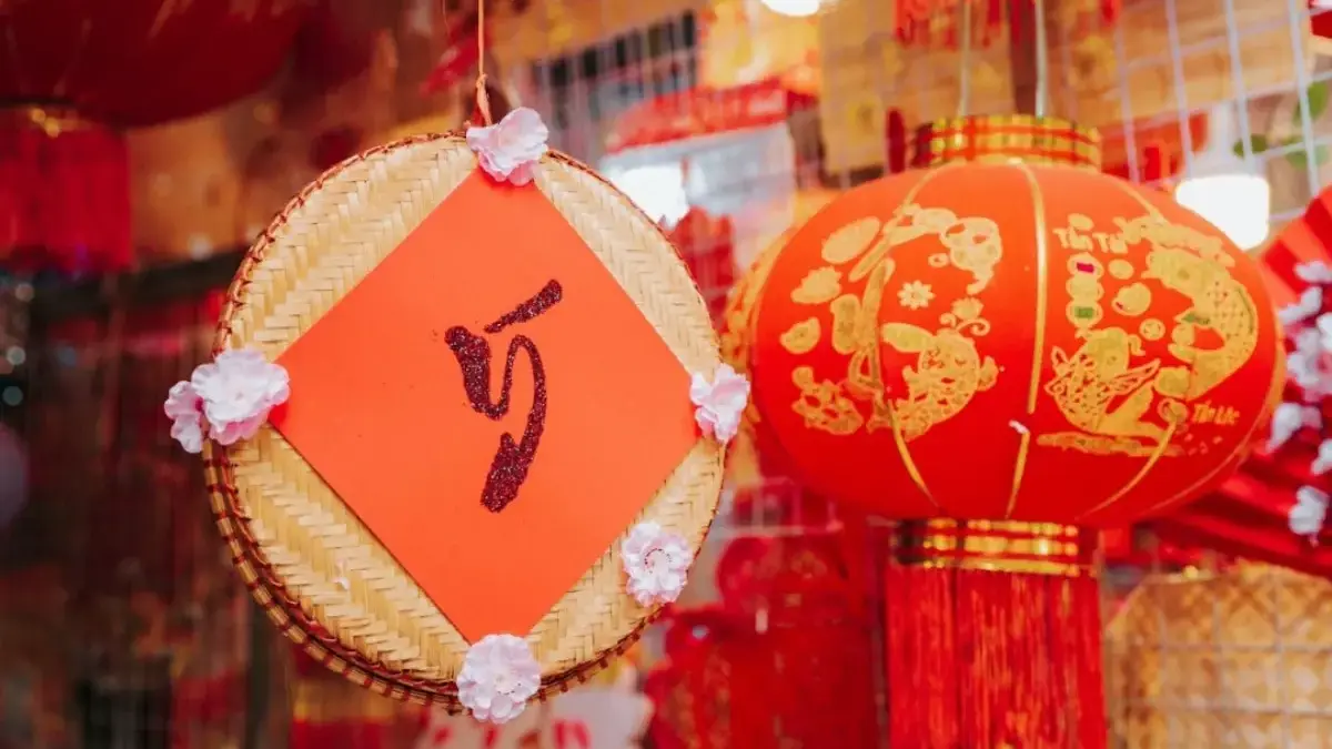 Daftar Ucapan Tahun Baru Imlek 2026 Tahun Kuda Api untuk Keluarga, Sahabat, dan Rekan Kerja Suasana perayaan Tahun Baru Imlek 2026 Tahun Kuda Api yang identik dengan warna merah, lampion, serta simbol k