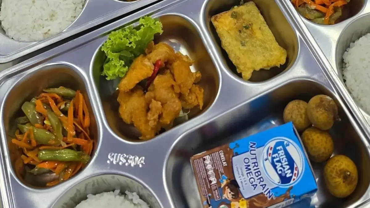 Anggaran Pendidikan APBN 2026 Capai Rp470,46 Triliun, Program MBG Jadi Penyerap Terbesar Aktivitas distribusi paket MBG di dapur Satuan Pelayanan Pemenuhan Gizi (SPPG) sebagai bagian dari program pri