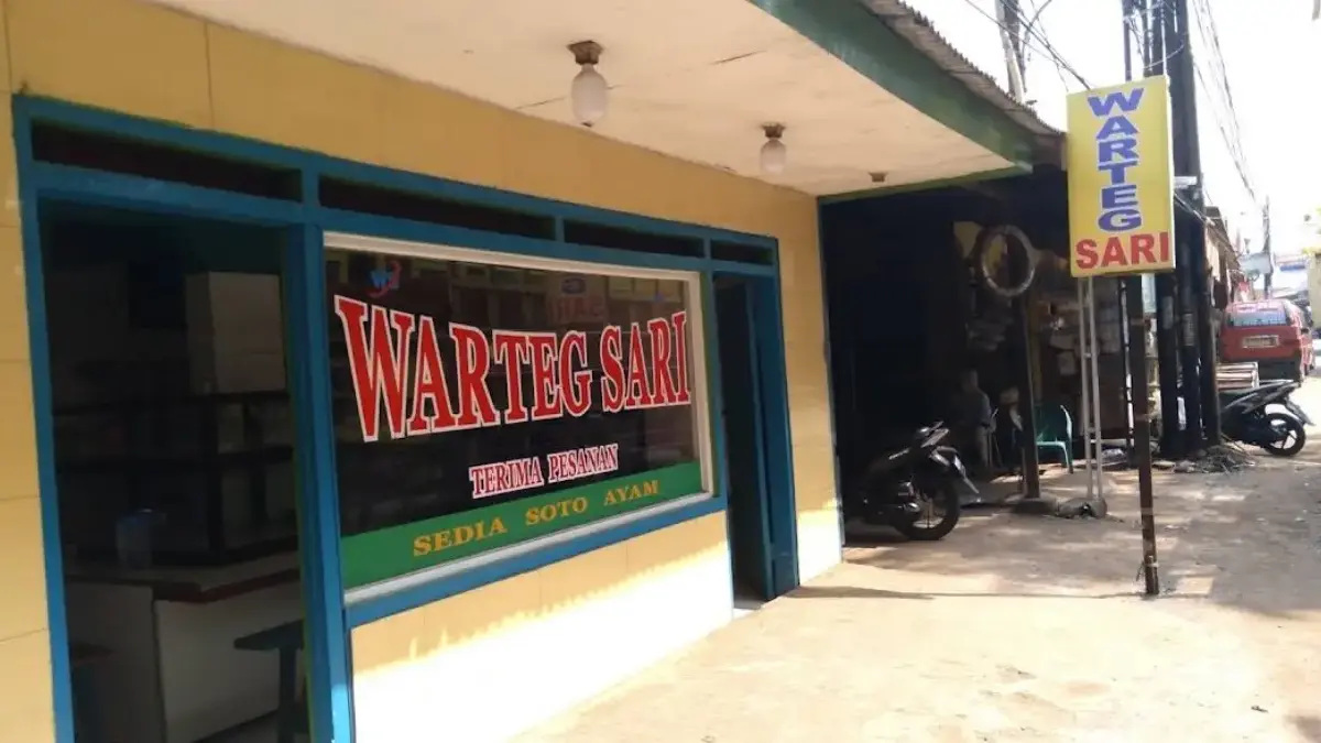 Ilustrasi warung makan yang ditutup tirai di  selama Ramadhan. 