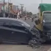 Terjadi kecelakaan mobil Ayla dan truk di Jalan Raya Urip Sumoharjo, Lemah Abang, Cikarang Utara, Bekasi.