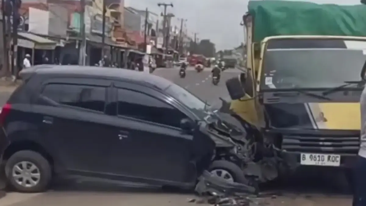 Terjadi kecelakaan mobil Ayla dan truk di Jalan Raya Urip Sumoharjo, Lemah Abang, Cikarang Utara, Bekasi.