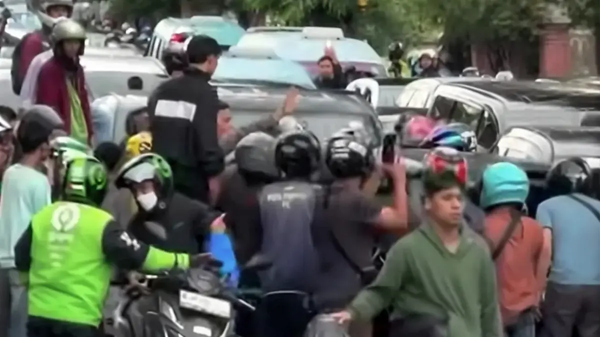 Minibus hitam diamuk massa usai melaju melawan arus dan menabrak sejumlah kendaraan di Jalan Gunung Sahari, Ja