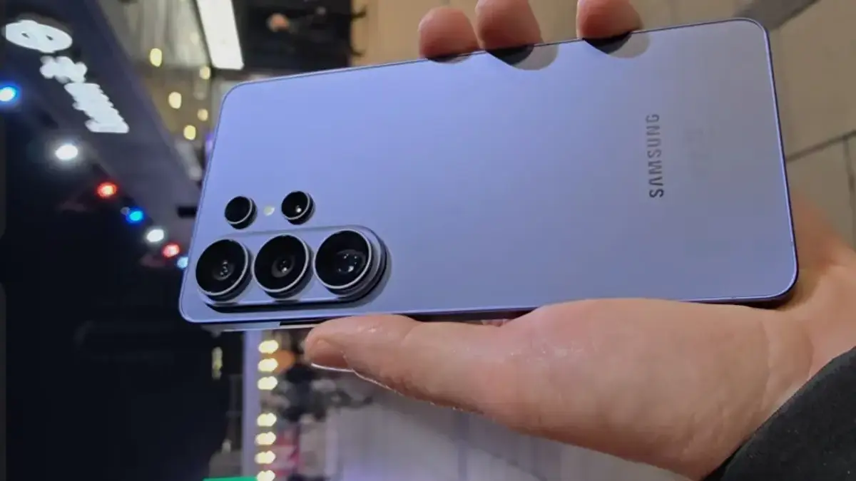 Harga Samsung Galaxy S26 Alami Kenaikan Harga Signifikan, Krisis Chip Jadi Pemicu Deretan Samsung Galaxy S26 Series terlihat di toko resmi Samsung, seiring kenaikan harga akibat krisis chip gl