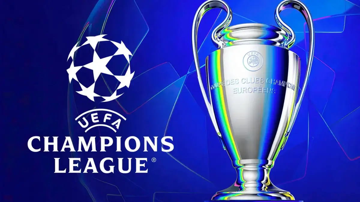 Trofi Liga Champions UEFA usai pengundian babak 16 besar Liga Champions 2025/2026 di Nyon, Swiss. 