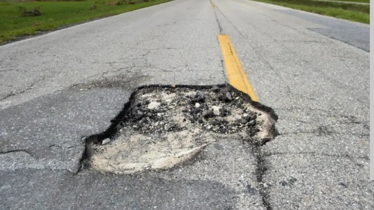 Jalan Rusak Bertambah, Anggaran Menyusut Ilustrasi Jalan Berlubang
