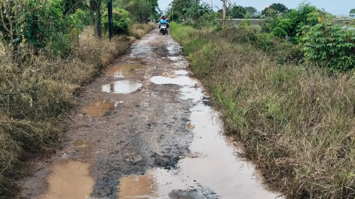 Jalan Tanggul Kong Isah di Tambun Utara.