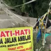 Jalan utama Desa Purwadana Amblas