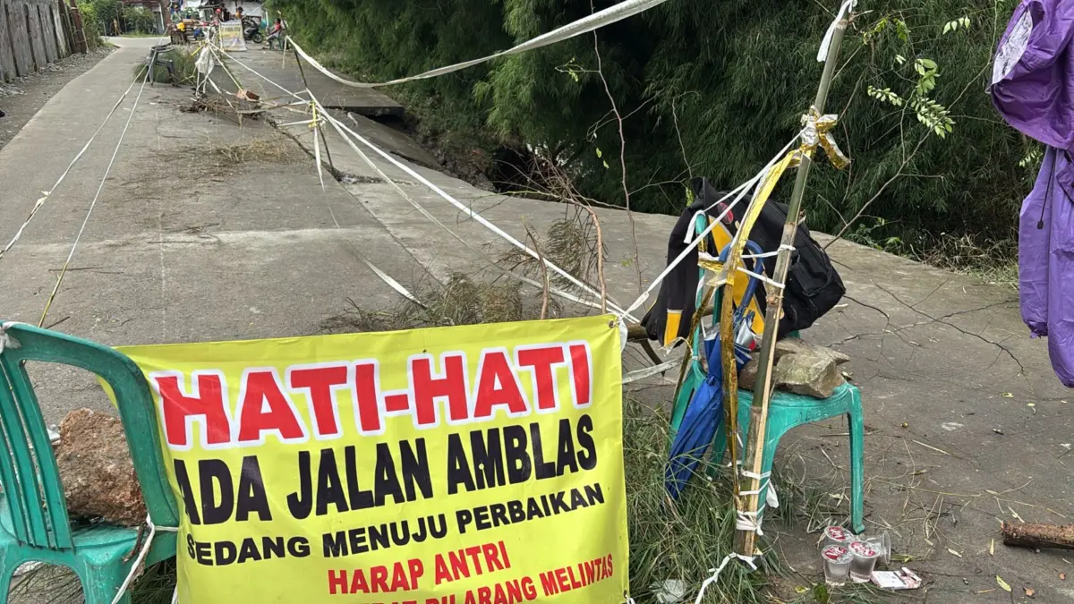 Jalan utama Desa Purwadana Amblas