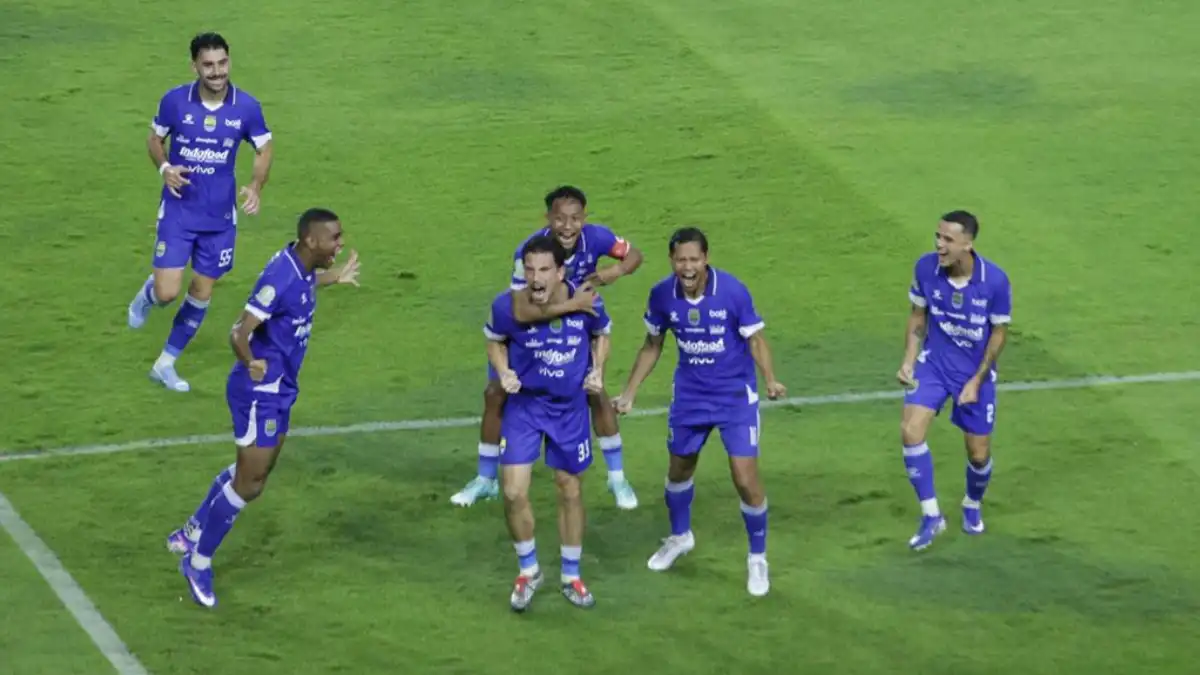 Hasil Super League: Thom Haye Bersinar, Persib Tekuk Malut United 2-0 di GBLA Persib Bandung