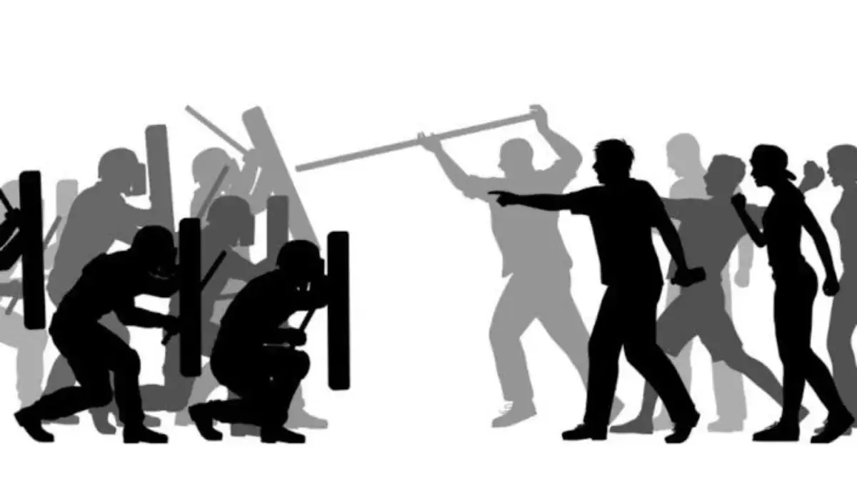 Niat Bangunkan Sahur Berujung Tawuran! Petasan Suar Gegerkan Warga Tanjungpura Karawang Tawuran antar kelompok remaja terjadi saat menjelang sahur di Jalan Tanjungpura