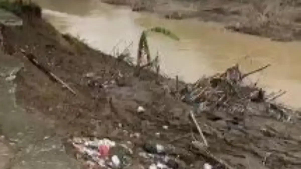 Longsor kembali mengancam permukiman warga di Desa Mekarmulya.