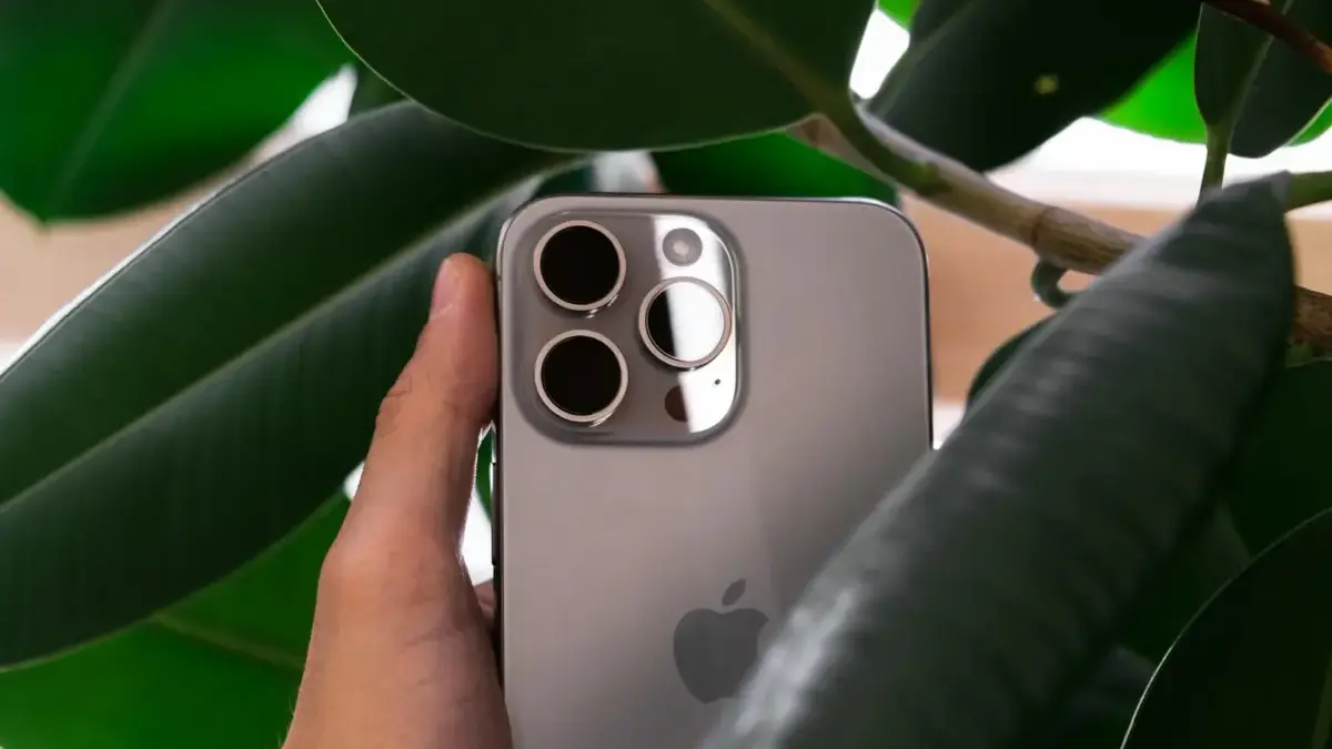 Bocoran iPhone 18 Pro dan Pro Max 2026 menunjukkan Apple masih mempertahankan desain lama.