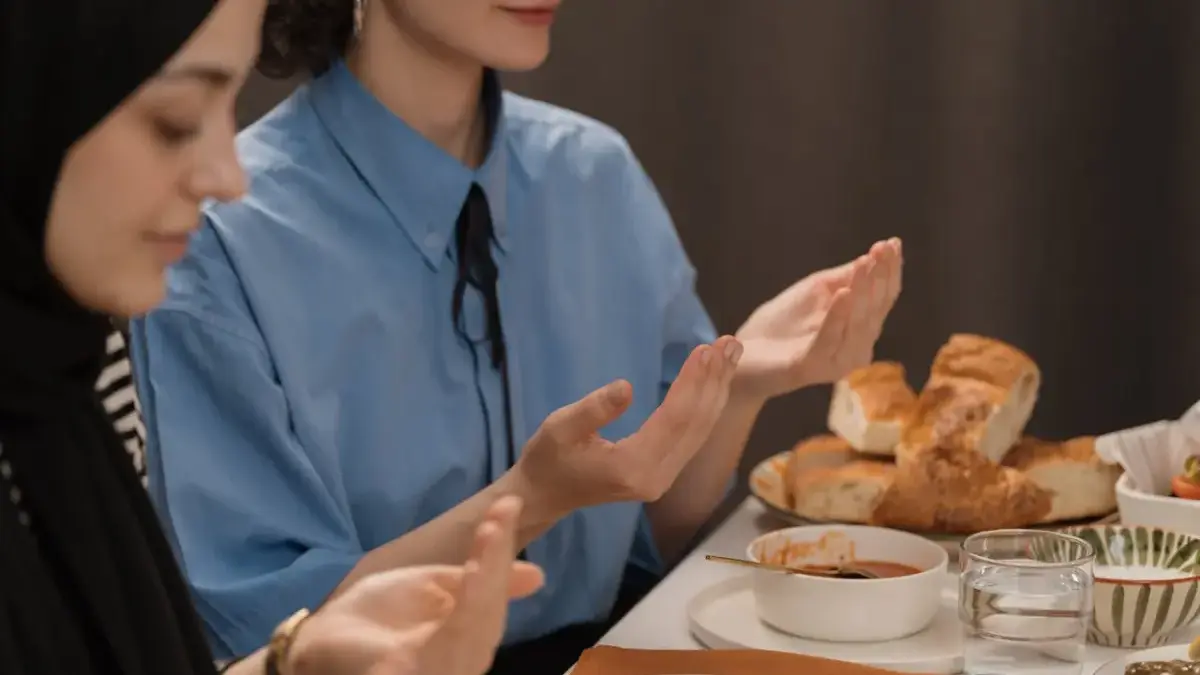 Ilustrasi puasa Ramadhan, penderita maag perlu mengatur pola makan dan kondisi mental agar puasa tetap aman.