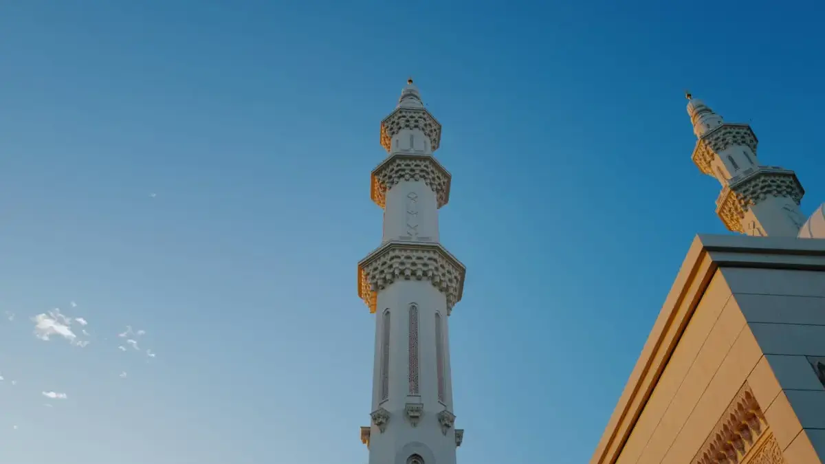 Sholat Tarawih Dimulai Jam Berapa? Ini Waktu Pelaksanaannya Selama Ramadhan 2026 Jamaah melaksanakan sholat tarawih berjamaah di masjid usai sholat Isya selama bulan Ramadhan.